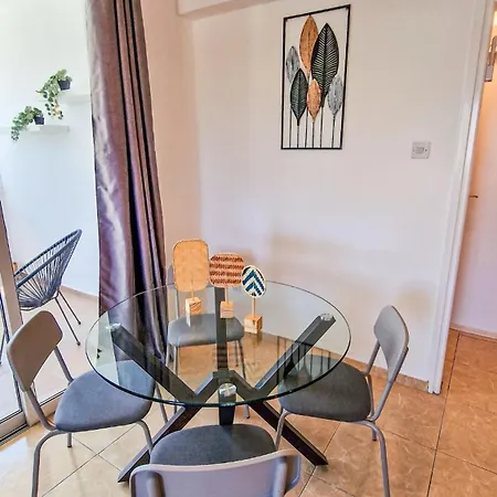 Sunny 2br Heart Of לרנקה