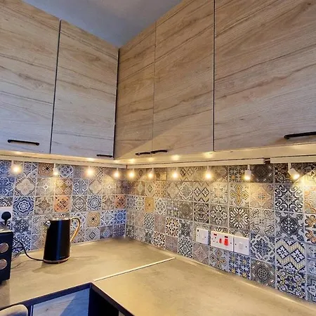 Sunny 2br Heart Of דירה *