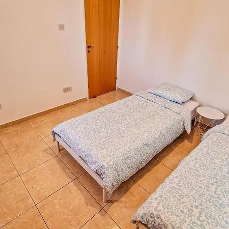 Sunny 2br Heart Of דירה